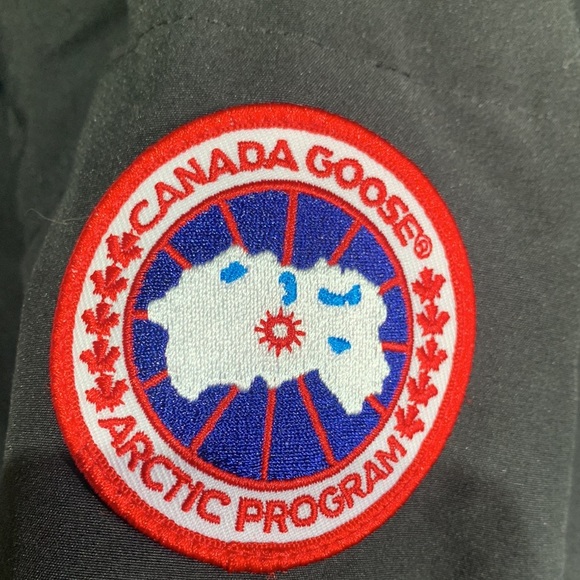Canada Goose Wyndham Parka with Hood Trim - Picture 15 of 17